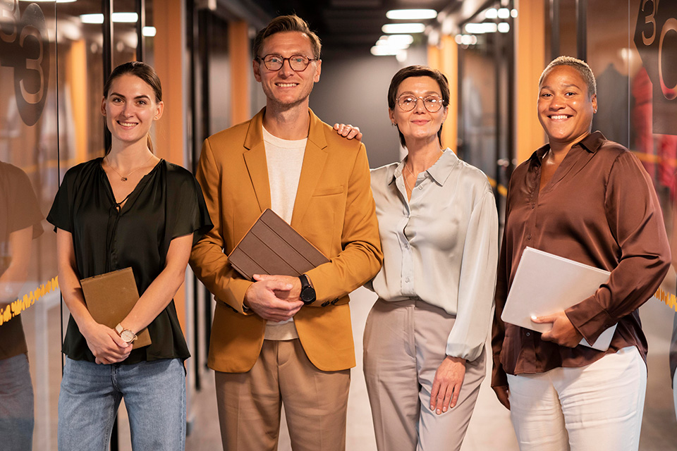 reunião de pessoas em uma mesa