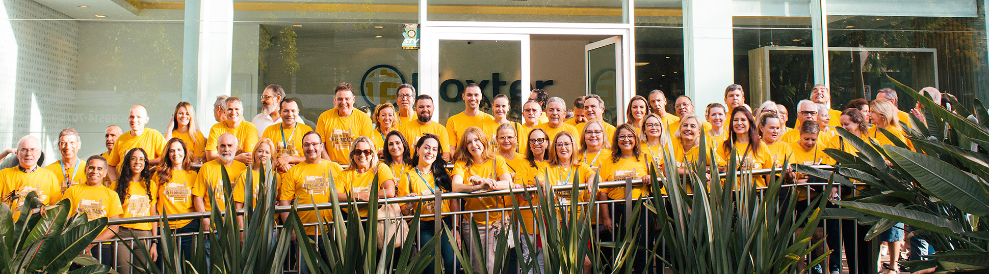 Time da Foxter na frente da fachada