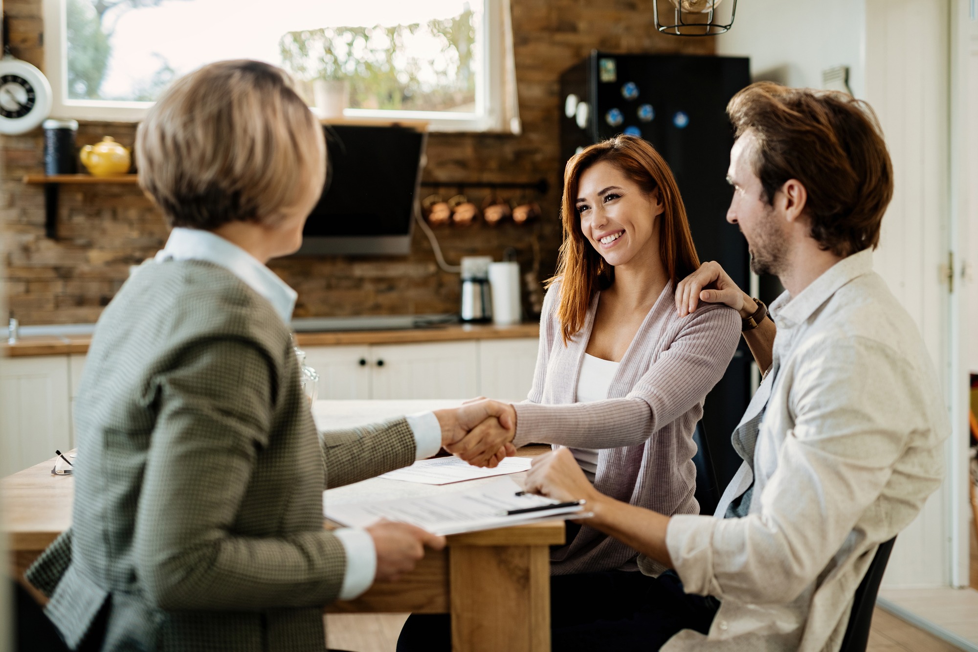 sala de escritório com várias mesas e cadeiras
